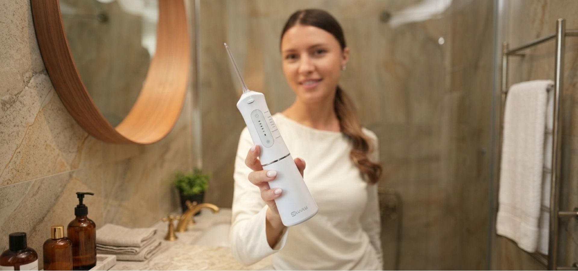 Femeie zâmbind ținând irigator bucal profesional LUVLU® - dispozitiv portabil pentru igienă orală1621243260e1af0c20-0