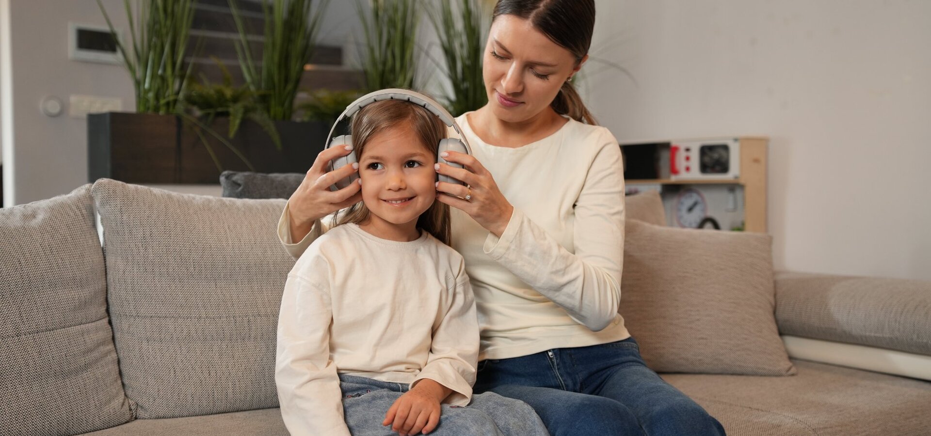 Mamă punând căști antifonice LUVLU® pe urechile unui copil mic - protecție fonică bebeluși și copii1621243260e1af0c20-1