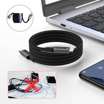 Cablul magnetic luvlu pe birou langa laptop